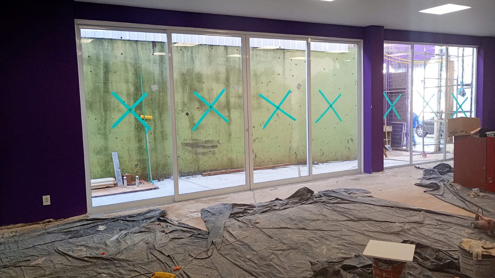 Fachada comercial com portas de vidro de correr