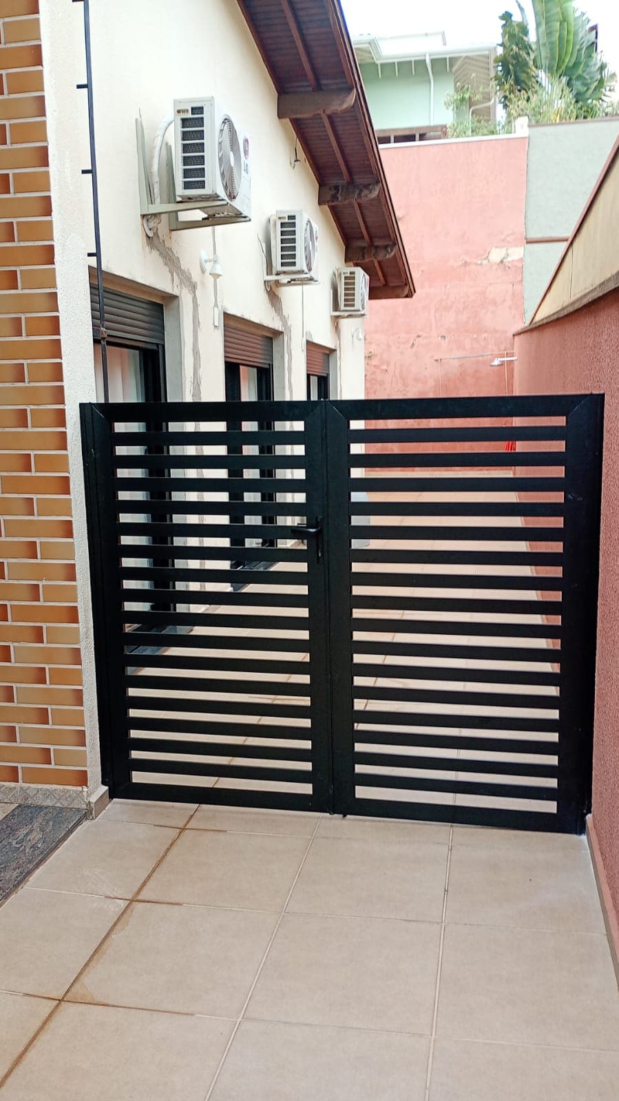 Portão duplo em alumínio ripado preto