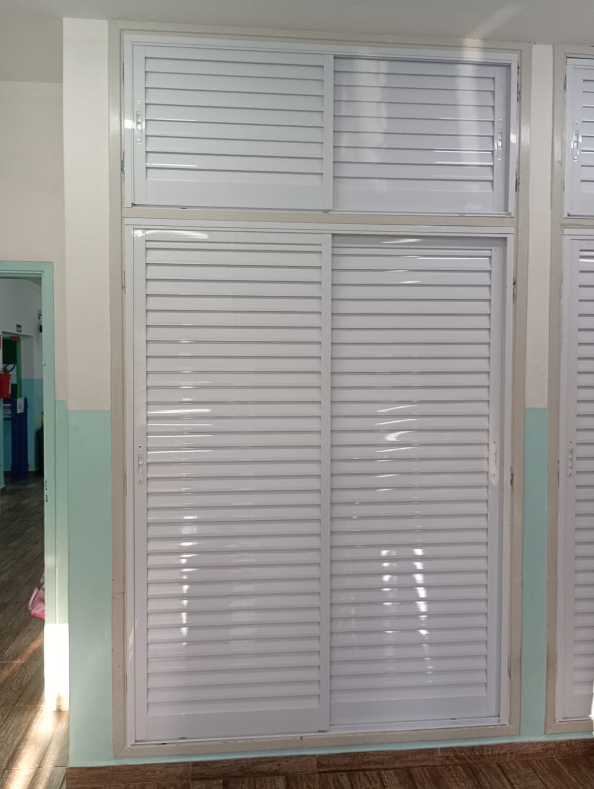 Janelas venezianas de correr em alumínio branco, ambiente institucional