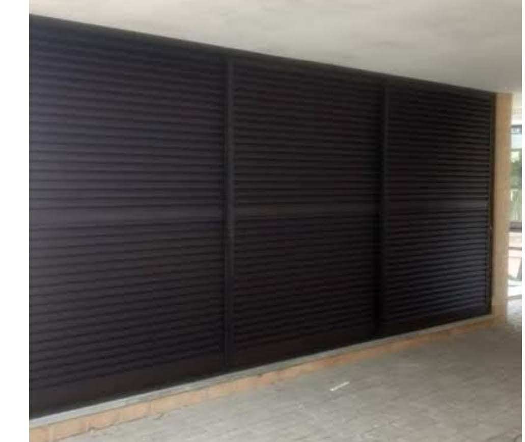 Painel de brise em alumínio marrom em fachada de garagem