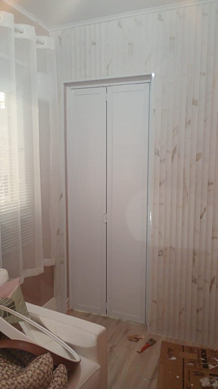 Portas duplas brancas em ambiente interno