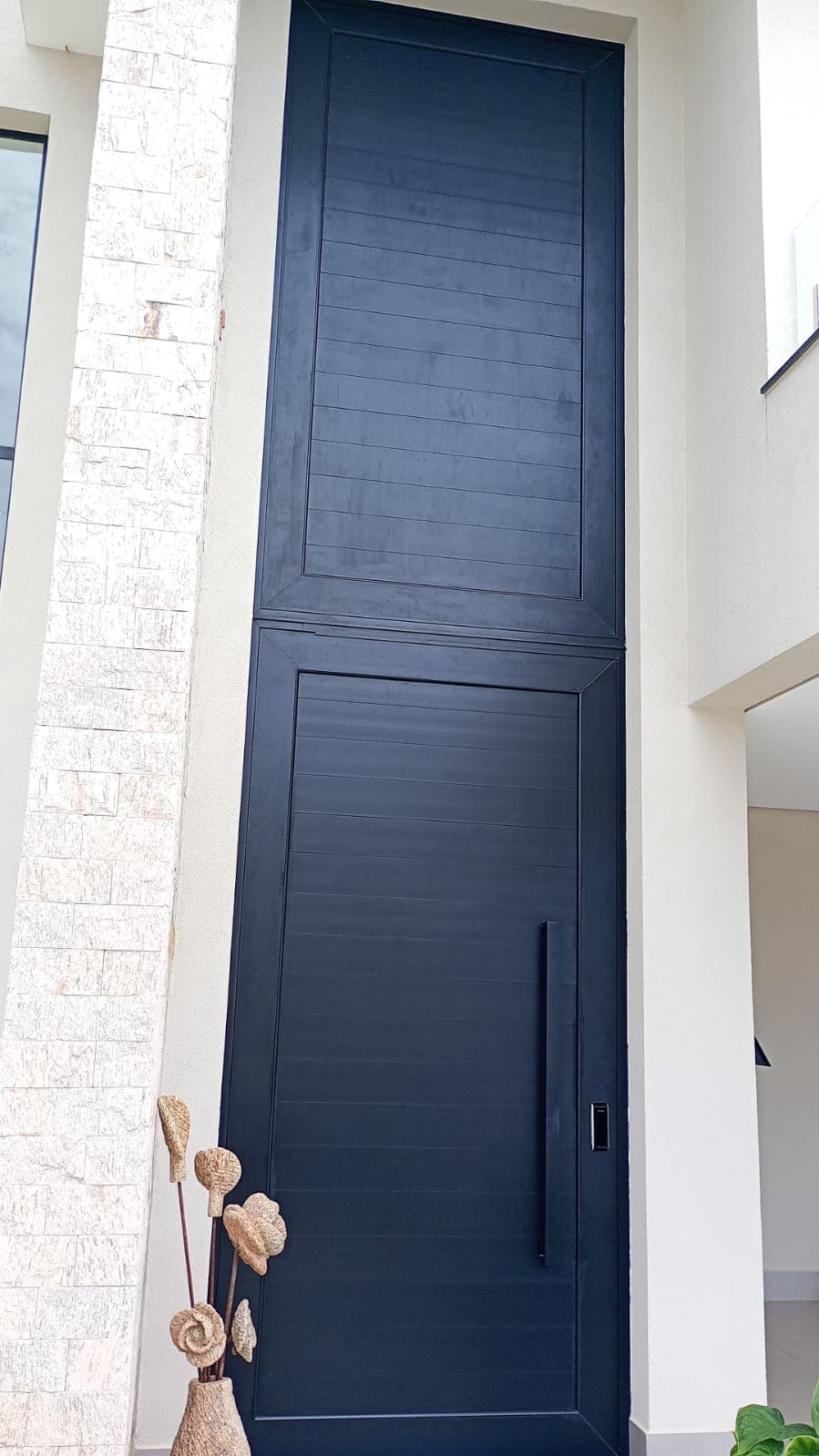 Porta principal em alumínio preto de piso a teto