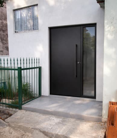 Porta de entrada em alumínio preto com lateral em vidro