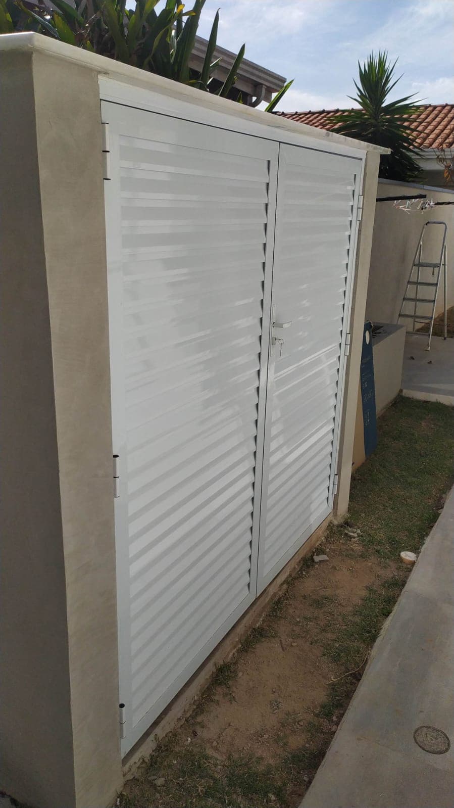 Depósito externo com portas duplas em alumínio ripado branco